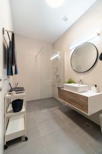 bagno con lavandino e specchio di Villa Gaj a Milna