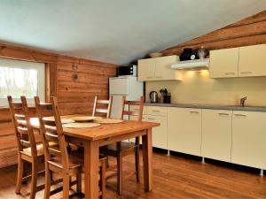 cocina con mesa y sillas en una habitación en Aliai, en Utena