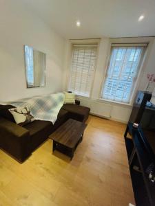 a living room with a couch and a coffee table at Amazing 2 bedroom apartment in London