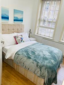 a bedroom with a large bed and a window at Amazing 2 bedroom apartment in London
