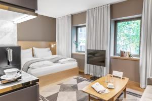 pokój hotelowy z łóżkiem i telewizorem w obiekcie The Guesthouse Vienna w Wiedniu