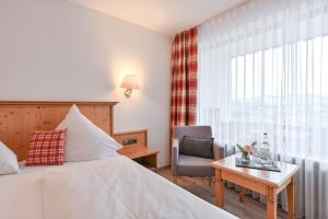 Postel nebo postele na pokoji v ubytování Hartungs Hoteldorf