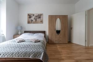 Postel nebo postele na pokoji v ubytování A stylish apartment in the center of true Berlin