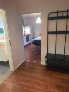 a room with a kitchen and a bedroom with a bunk bed at precioso apartamento 1B in Augustusburg