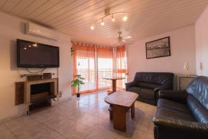 sala de estar con sofá y TV en Chipre IBERPLAYA, en Salou