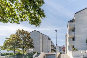 acora Bonn Living the City - Apartments في بون: صف من المباني العالية في المدينة