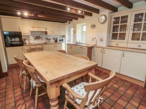 莫珀斯的住宿－The Granary，一个带木桌和椅子的大厨房
