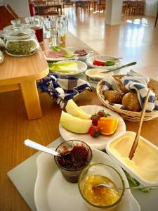 uma mesa coberta com pratos de comida numa mesa em Nyhyttans Kurort em Nora