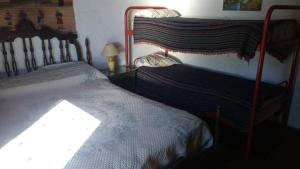 um quarto com uma cama e uma cabeceira em madeira em Quinta Vistalba em Vistalba