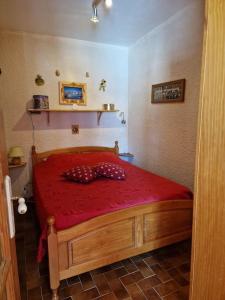 ein Schlafzimmer mit einem roten Bett in einem Zimmer in der Unterkunft Appartement - Vue Mont-Blanc in Cordon