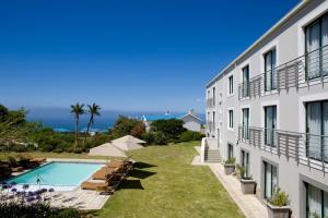 Garden Route Hotel في خليج موسيل: اطلالة جانبية على مبنى مع مسبح