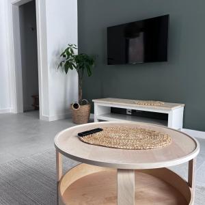 TV a/nebo společenská místnost v ubytování Chatki Między Górami