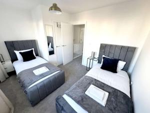 a bedroom with two beds at Thorpe House - Home Crowd Luxury Apartments in Doncaster