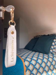 a key chain with a price tag on a bed at La Stévenière in Chandolas