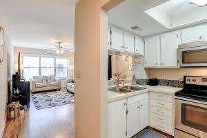 een keuken met witte kasten en een woonkamer bij Dunes Pointe B-11 in Myrtle Beach
