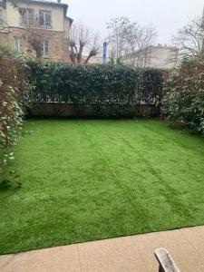 Ogród w obiekcie Ermont paris