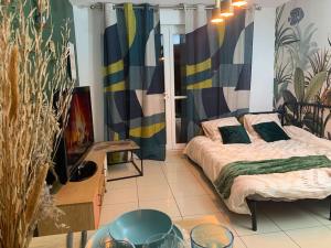 Łóżko lub łóżka w pokoju w obiekcie Ermont paris