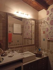 bagno con lavandino e grande specchio di VILLA ΚΟΡΑΛΙΑ a Tripoli (Tripolis)