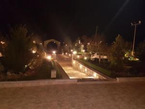 eine Straße in der Nacht mit einem Tunnel und Lichtern in der Unterkunft VILLA ΚΟΡΑΛΙΑ in Tripolis