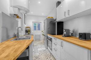 Kuchyňa alebo kuchynka v ubytovaní Le Clos Dupont - Appartement avec jardin et terrasse à Toulouse