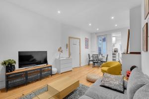 Televízia a/alebo spoločenská miestnosť v ubytovaní Le Clos Dupont - Appartement avec jardin et terrasse à Toulouse