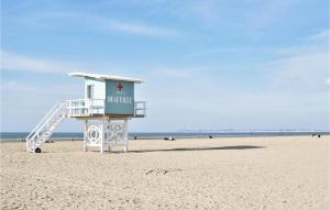 wieża ratunkowa na piaszczystej plaży w obiekcie Cozy Apartment In Blonville-Sur-Mer w mieście Blonville-sur-Mer