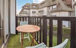 Balkon lub taras w obiekcie Cozy Apartment In Blonville-Sur-Mer