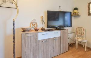 Kuchnia lub aneks kuchenny w obiekcie Cozy Apartment In Blonville-Sur-Mer