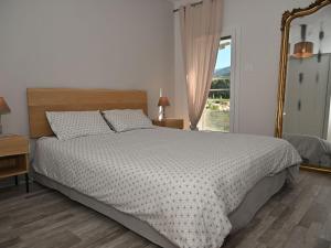 Schlafzimmer mit einem Bett, einem Spiegel und einem Fenster in der Unterkunft Appartement Barcelonnette, 3 pièces, 6 personnes - FR-1-165A-102 in Barcelonnette