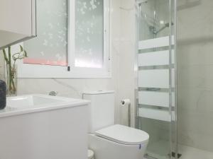 une salle de bain avec toilettes, lavabo et miroir dans l'établissement Apartment the Best Weather, à Torremolinos 13 autres photos