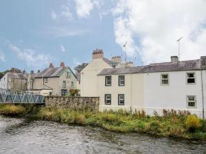 un groupe de maisons près d'une rivière dans l'établissement 1 The Croft, à Cockermouth