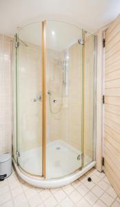 y baño con ducha y puerta de cristal. en Western Wall View Apartment, en Jerusalén