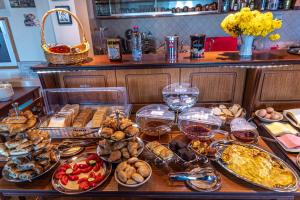 una mesa cubierta con muchos tipos diferentes de comida en Xenonas Kypseli, en Kipseli