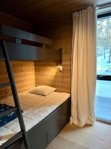 1 dormitorio con litera y ventana en Tiltalende hytte med fin utsikt en Beitostøl