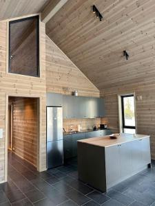 uma grande cozinha com um balcão num quarto em Tiltalende hytte med fin utsikt em Beitostøl