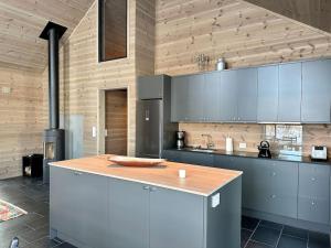 Kjøkken eller kjøkkenkrok på Tiltalende hytte med fin utsikt