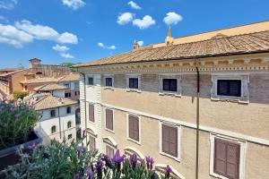 vista su un edificio con fiori viola di YCH-Penthouse Fiammetta a Piazza Navona a Roma