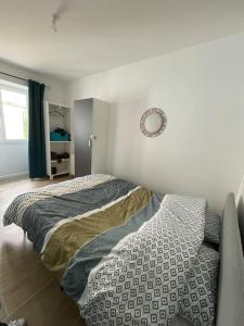 Posteľ alebo postele v izbe v ubytovaní Port de Caen Appartement