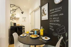 a black table with a plate of food on it at Urban Design Estudio no Centro com Ar Condicionado in Lisbon