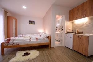 Letto o letti in una camera di Apartmani Rvović