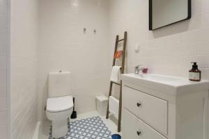 uma casa de banho branca com um WC e um lavatório em Urban Design Estudio no Centro com Ar Condicionado em Lisboa