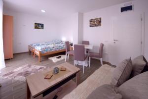 En eller flere senger på et rom på Apartmani Rvović