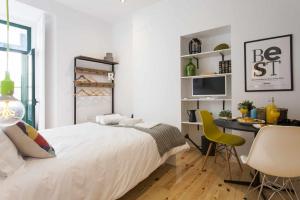 um quarto branco com uma cama e uma secretária em Green Centro da Cidade Ar Condicionado em Lisboa