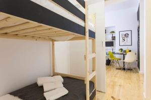 um quarto com uma cama alta e uma secretária em Green Centro da Cidade Ar Condicionado em Lisboa