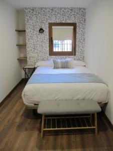 Un dormitorio con una cama grande y una ventana en Apartamentos Turísticos La Casa Grande, en Arévalo