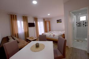 Letto o letti in una camera di Apartmani Rvović