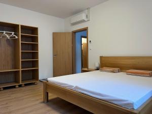 um quarto com uma cama grande e mobiliário em madeira em Apartmány Nýdečanka em Nýdek