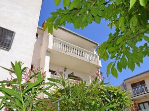 un edificio con balcón y algunas plantas en Apartments Zadro, en Tribunj