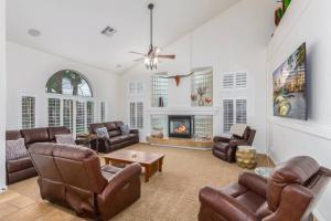 sala de estar con muebles de cuero y chimenea en Leland Luxury, en Mesa