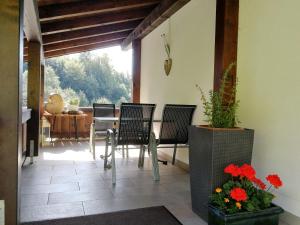 d'une terrasse avec des chaises, une table et un canapé. dans l'établissement Ferienwohnung Ehrensberger, à Brixen im Thale